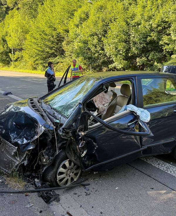 Nach dem Frontalzusammenstoß zweier Fahrzeuge auf der Bundesstraße B54 bei Hagen ist ein fünfjähriges Kind ums Leben gekommen, drei Erwachsene wurden schwer verletzt.