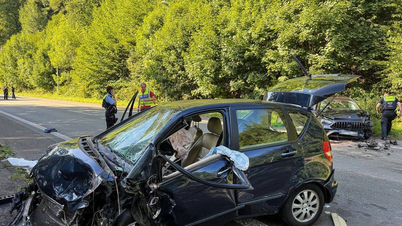 Nach dem Frontalzusammenstoß zweier Fahrzeuge auf der Bundesstraße B54 bei Hagen ist ein fünfjähriges Kind ums Leben gekommen, drei Erwachsene wurden schwer verletzt.