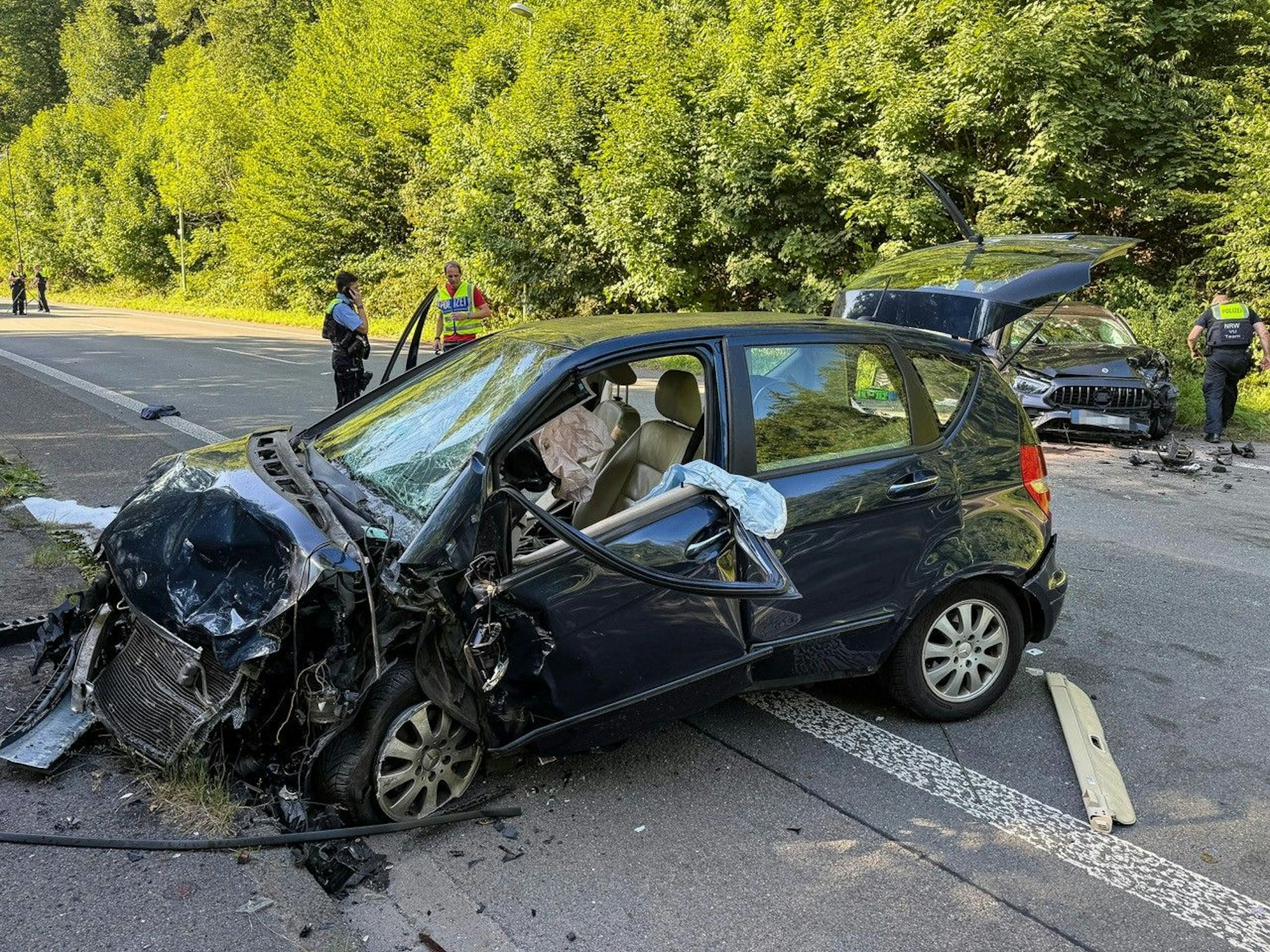 Nach dem Frontalzusammenstoß zweier Fahrzeuge auf der Bundesstraße B54 bei Hagen ist ein fünfjähriges Kind ums Leben gekommen, drei Erwachsene wurden schwer verletzt.