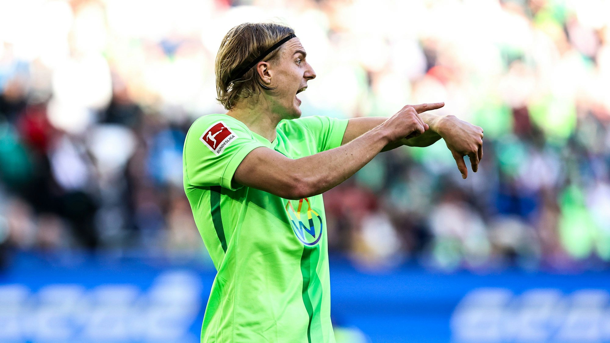 Sebastian Bornauw reklamiert Zeitspiel bei einer Partie des VfL Wolfsburg.