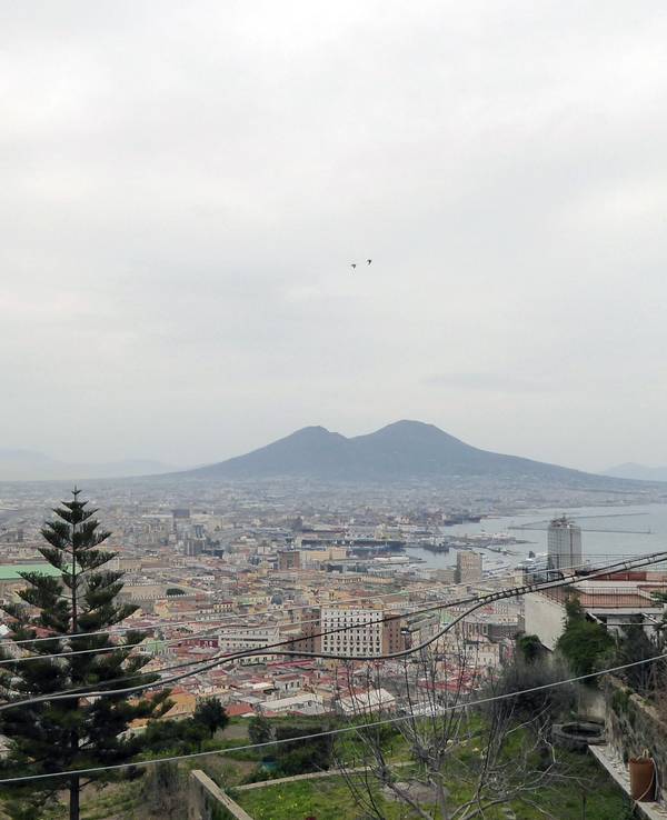 Blick vom Castel Sant'Elmo auf Neapel und den Vesuv.