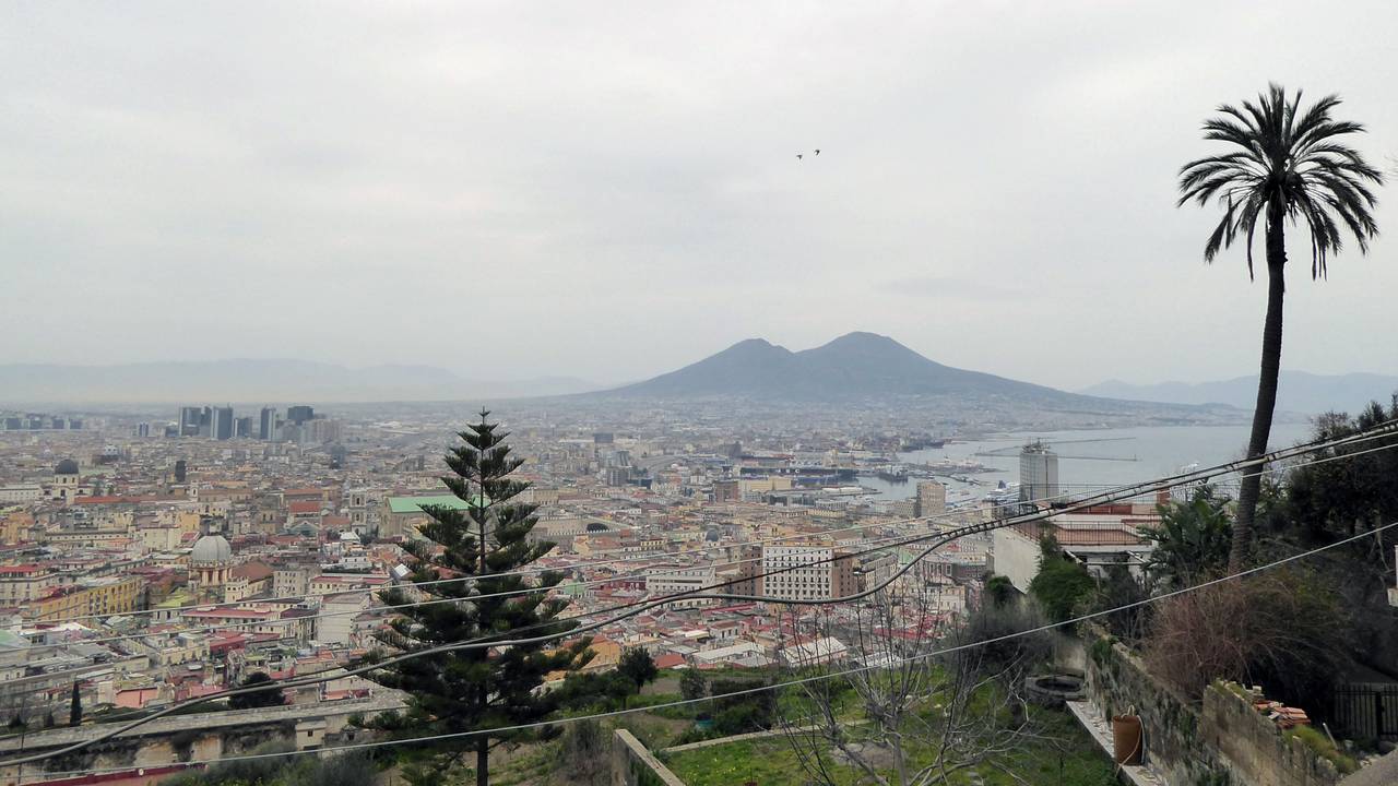 Blick vom Castel Sant'Elmo auf Neapel und den Vesuv.