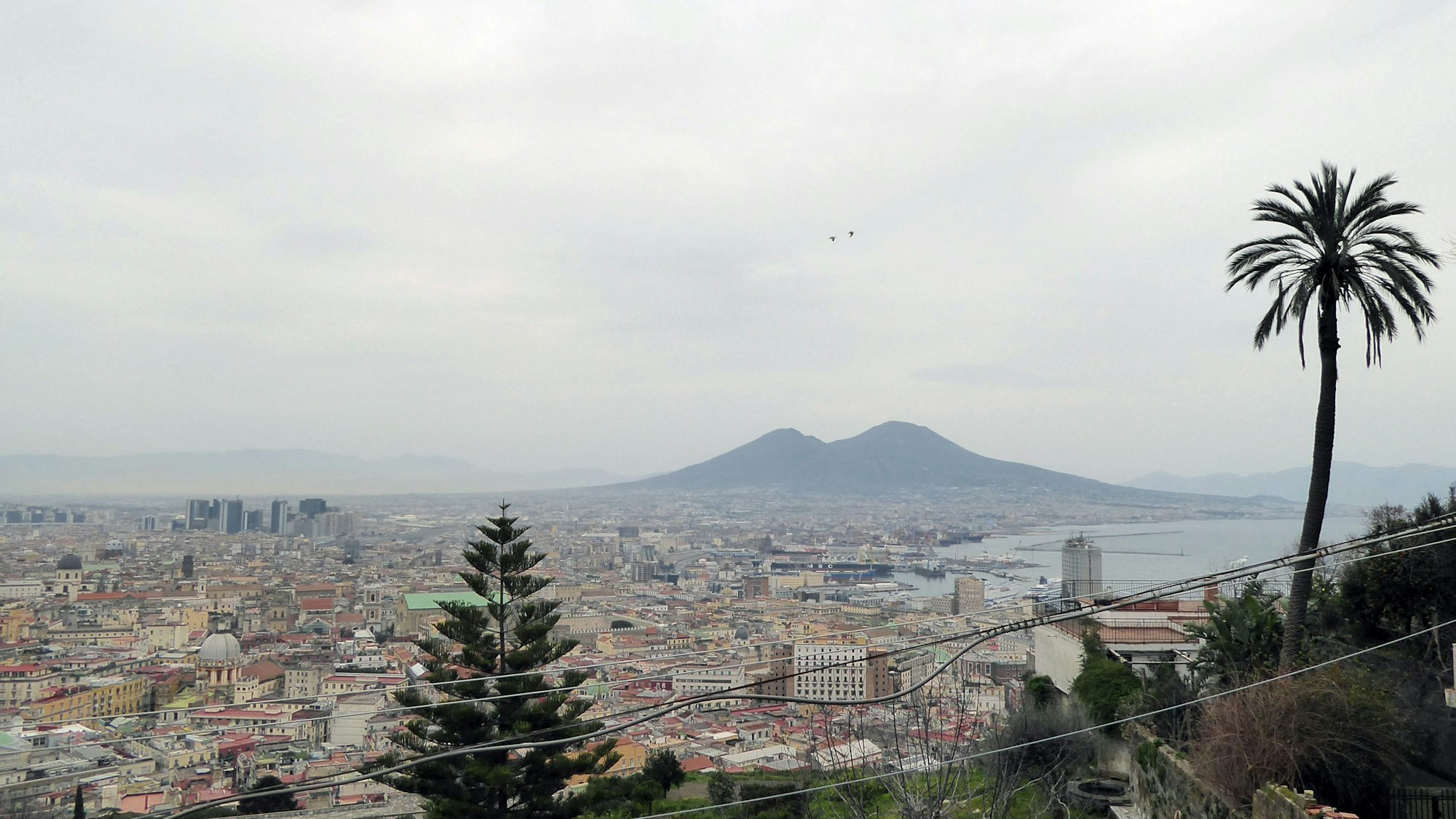 Blick vom Castel Sant'Elmo auf Neapel und den Vesuv.