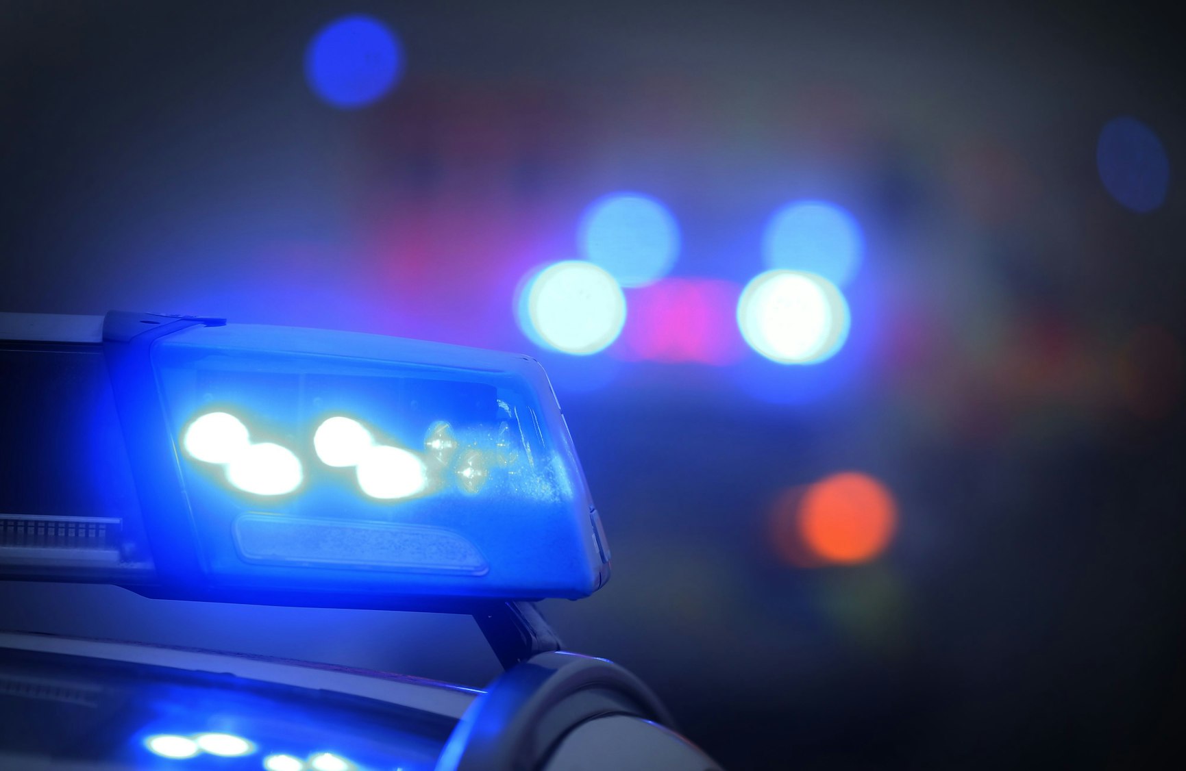 Ein Polizeiauto mit Blaulicht an einer Unfallstelle.