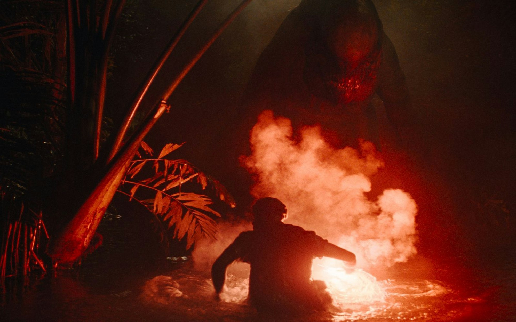 Was lauert da im Halbdunkel? In „Jurassic World: Die Wiedergeburt“ bekommen die Menschen es mit missratenen Experimenten aus dem Dino-Labor zu tun. (Bild: Universal Studios)