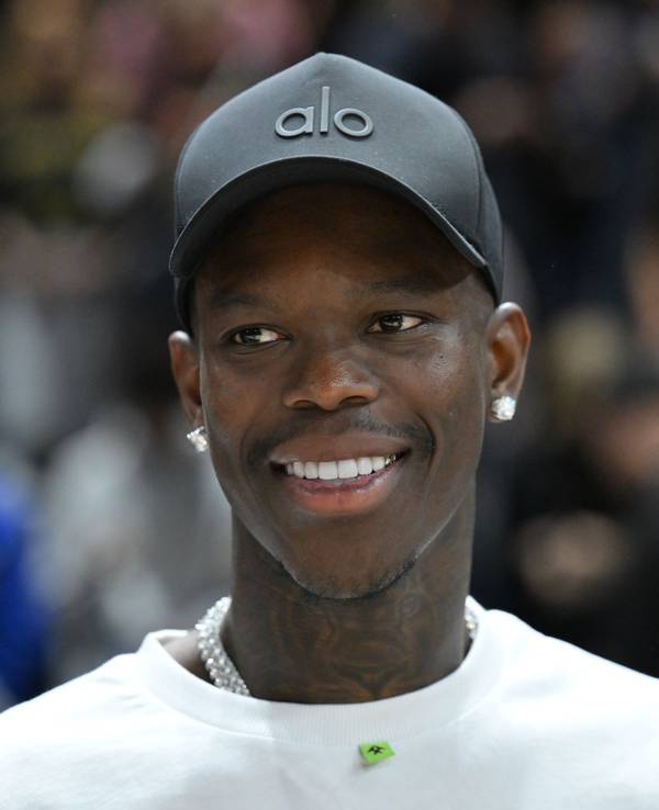 Dennis Schröder, deutscher Basketball-Weltmeister, lächelt nach dem Spiel.