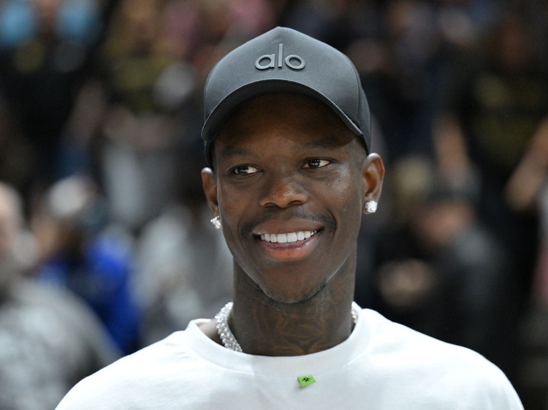 Dennis Schröder, deutscher Basketball-Weltmeister, lächelt nach dem Spiel.