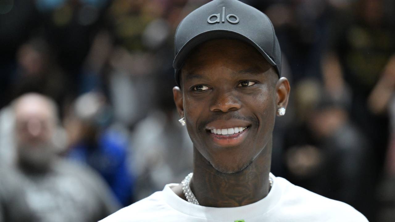 Dennis Schröder, deutscher Basketball-Weltmeister, lächelt nach dem Spiel.