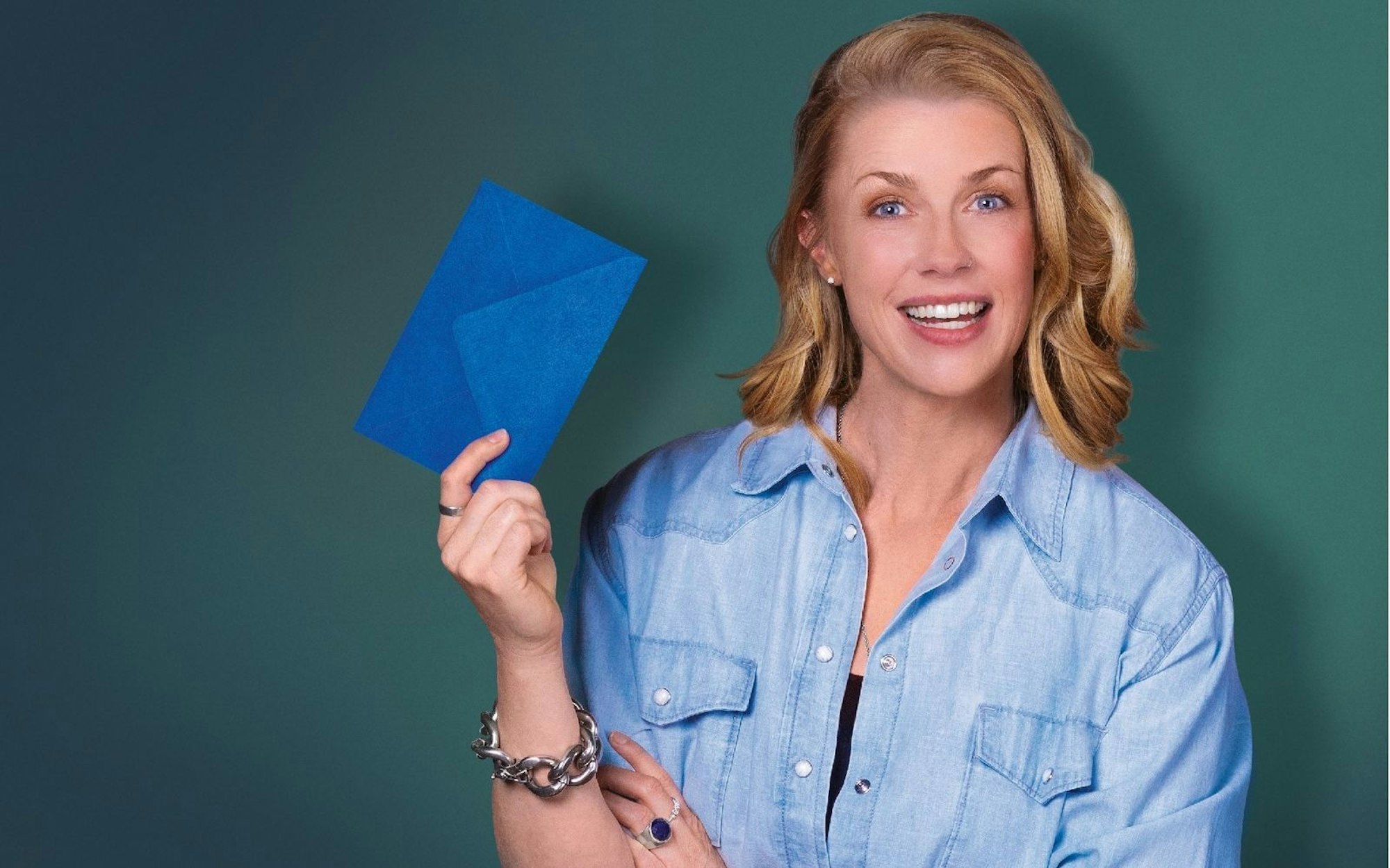 Christine Eixenberger (38) ist Komikerin und Schauspielerin. Nun bekommt sie ihre eigene TV-Show, in der sie gesellschaftliche und politische Missstände kritisiert. Im Interview spricht sie darüber, wofür sie in „Nachsitzen mit Christine Eixenberger“ (ab Donnerstag, 3. Juli, 21.00 Uhr, BR und ARD Mediathek) die gefürchteten „Blauen Briefe“ verteilt. (Bild: BR/Markus Konvalin)