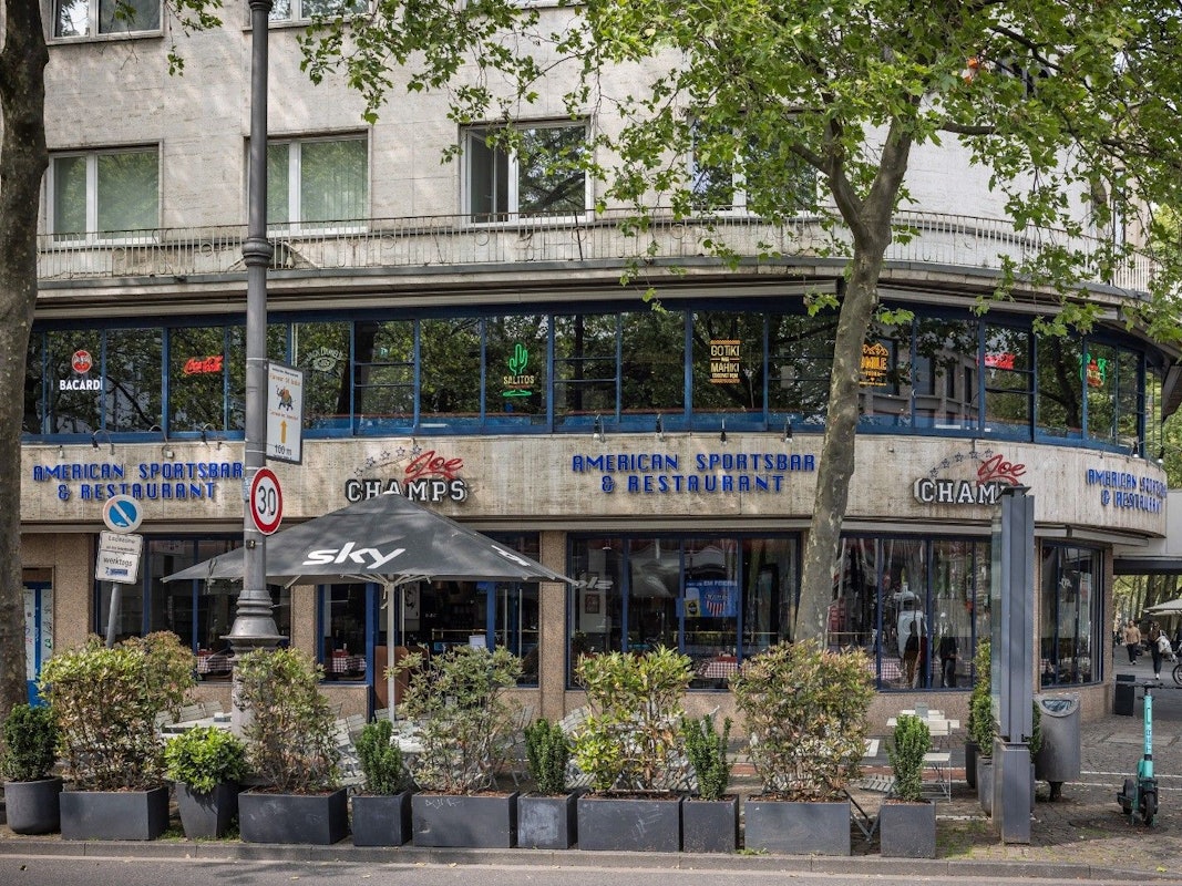 Blick von außen auf das Joe Champs am Kölner Rudolfplatz.