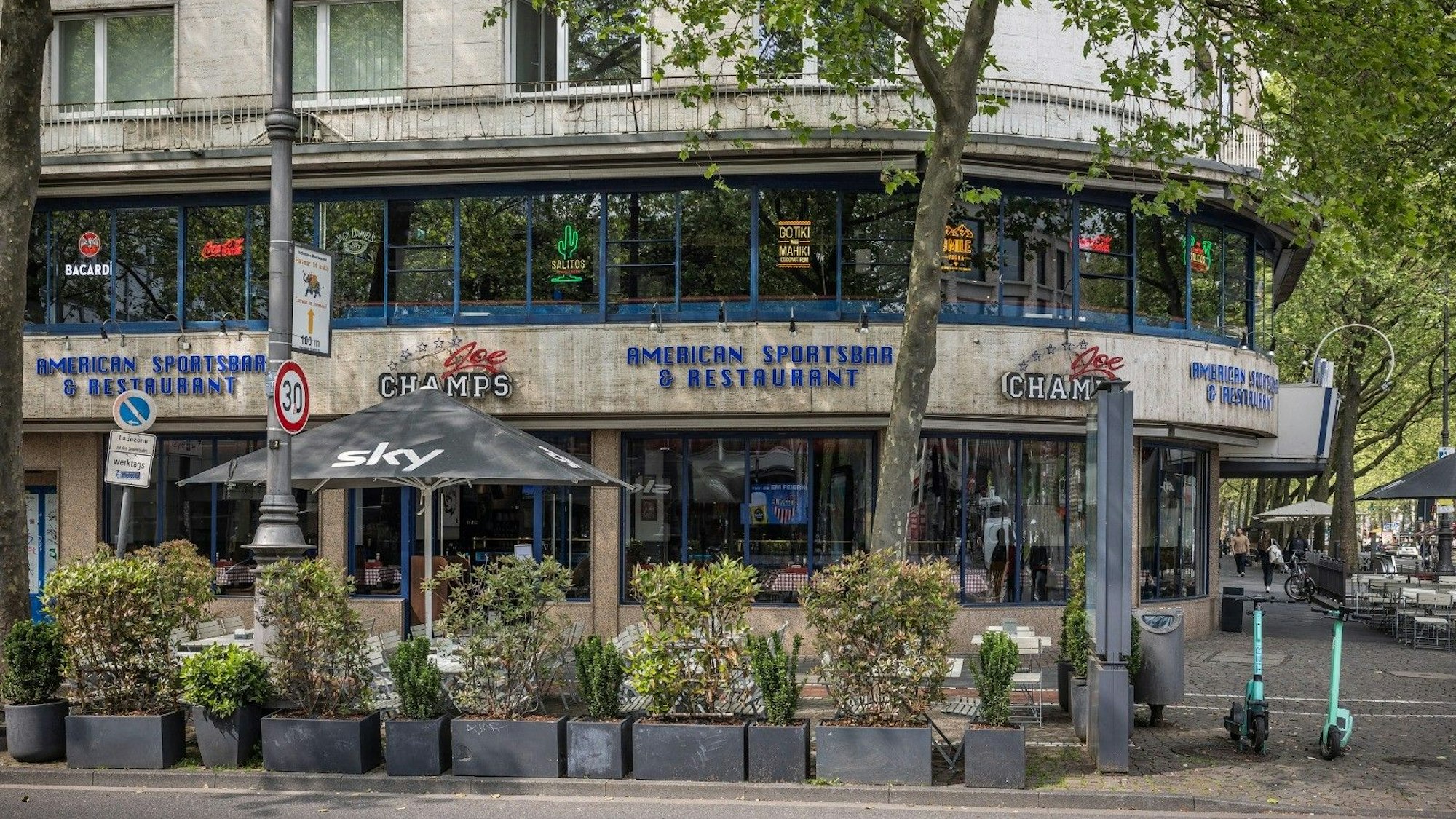 Blick von außen auf das Joe Champs am Kölner Rudolfplatz.