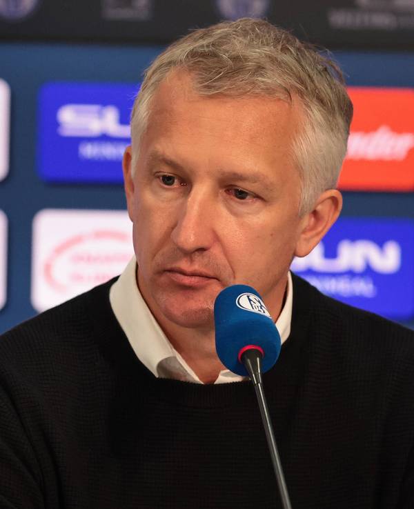 Frank Baumann bei einer Pressekonferenz am Mikrofon des FC Schalke 04.