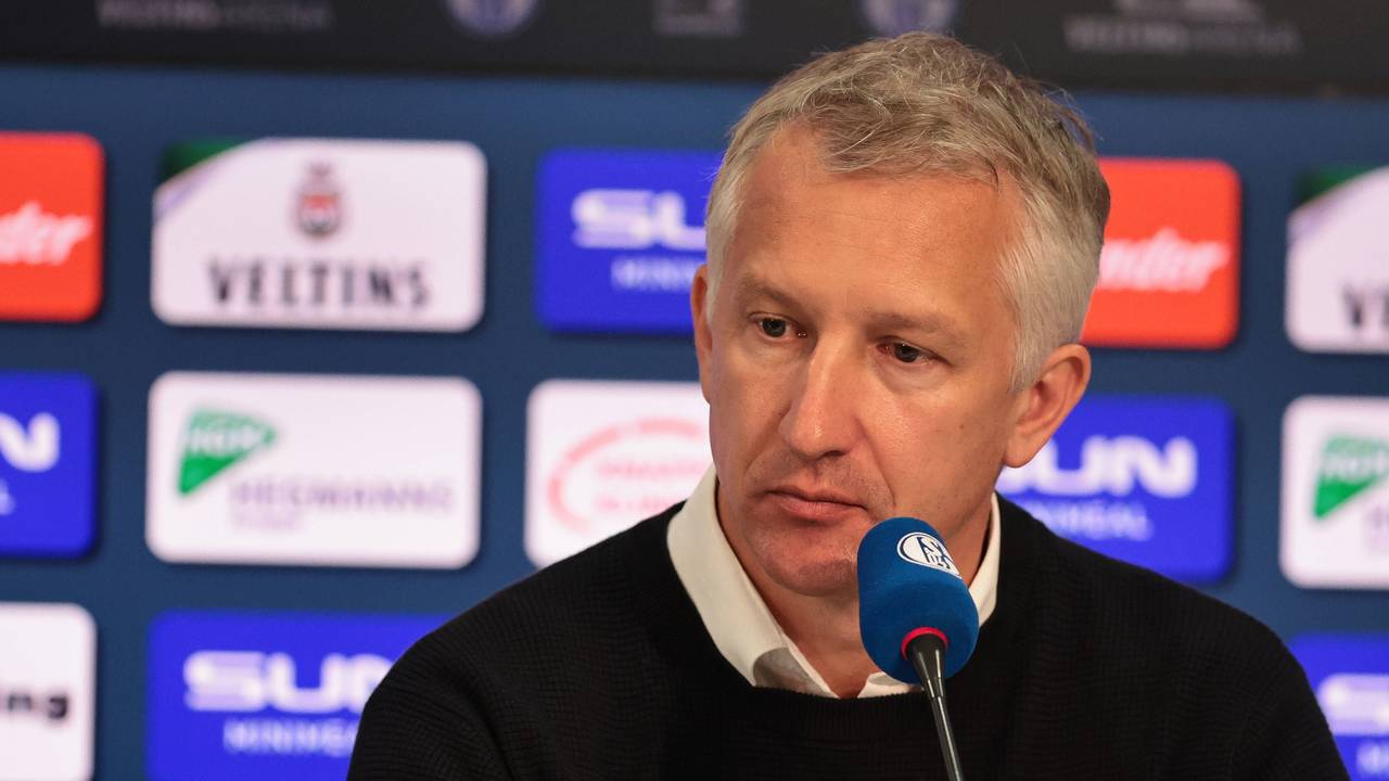 Frank Baumann bei einer Pressekonferenz am Mikrofon des FC Schalke 04.