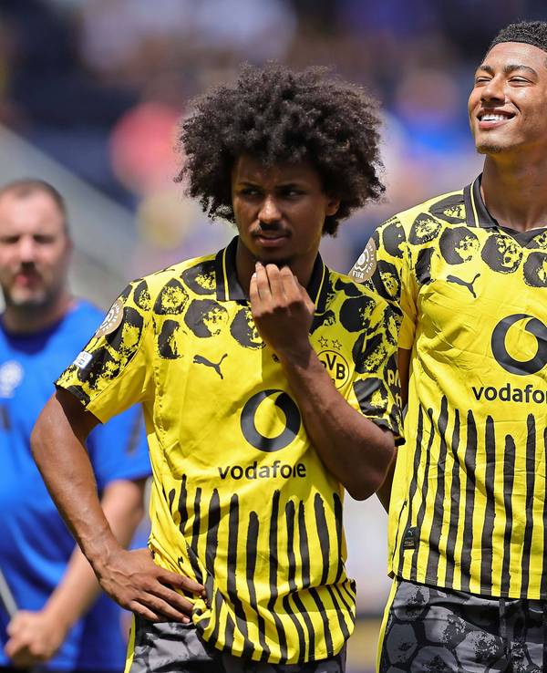Karim Adeyemi (l.), Jobe Bellingham (M.) und Gregor Kobel stehen nebeneinander.