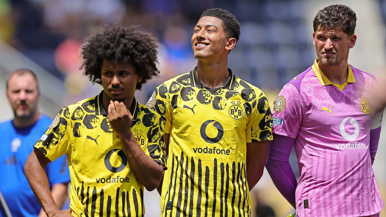 Karim Adeyemi (l.), Jobe Bellingham (M.) und Gregor Kobel stehen nebeneinander.