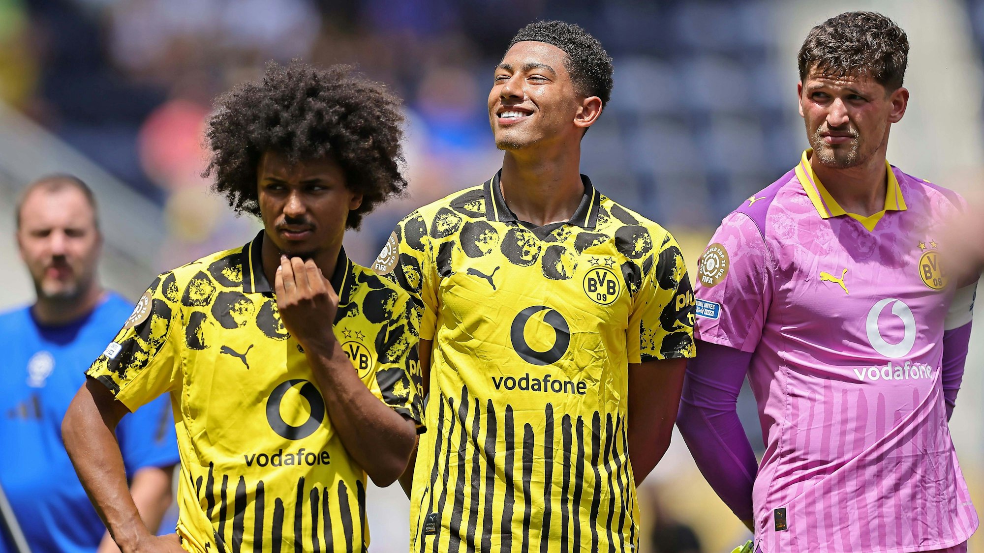 Karim Adeyemi (l.), Jobe Bellingham (M.) und Gregor Kobel stehen vor dem Spiel nebeneinander.