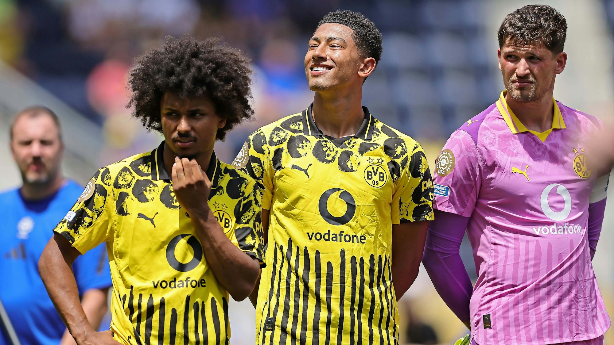 Karim Adeyemi (l.), Jobe Bellingham (M.) und Gregor Kobel stehen nebeneinander.