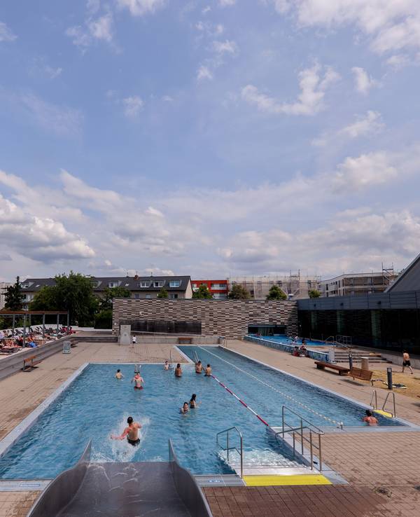 26.06.2023, Köln: Freibad Test - Ansichten des Zollstock Bad in Köln. Foto: Thilo Schmülgen