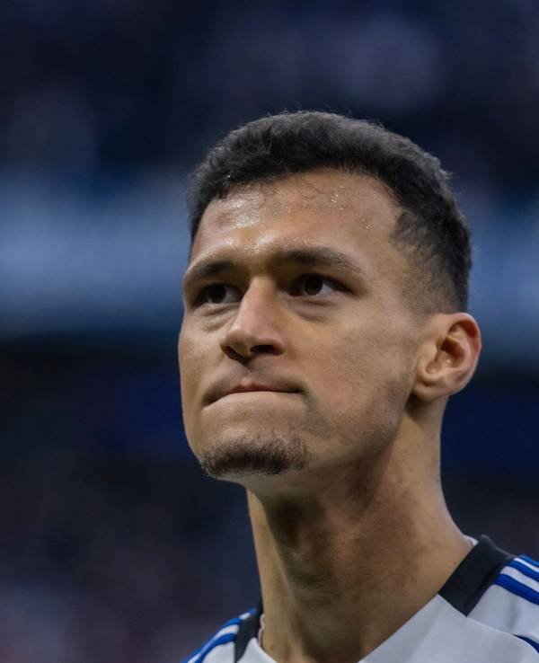 Davie Selke verzieht das Gesicht.
