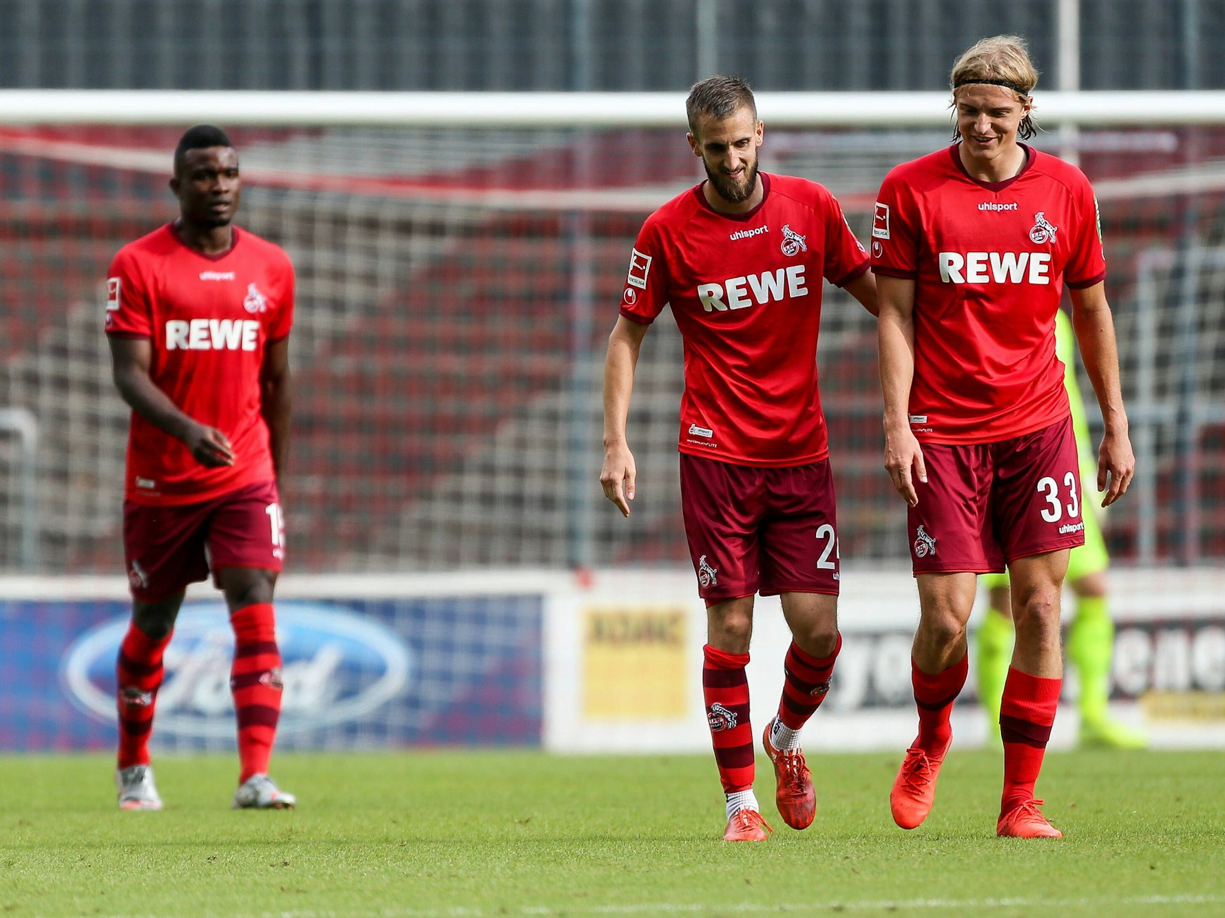 Dominick Drexler (M.) und Sebastian Bornauw (r.) mit guter Laune.