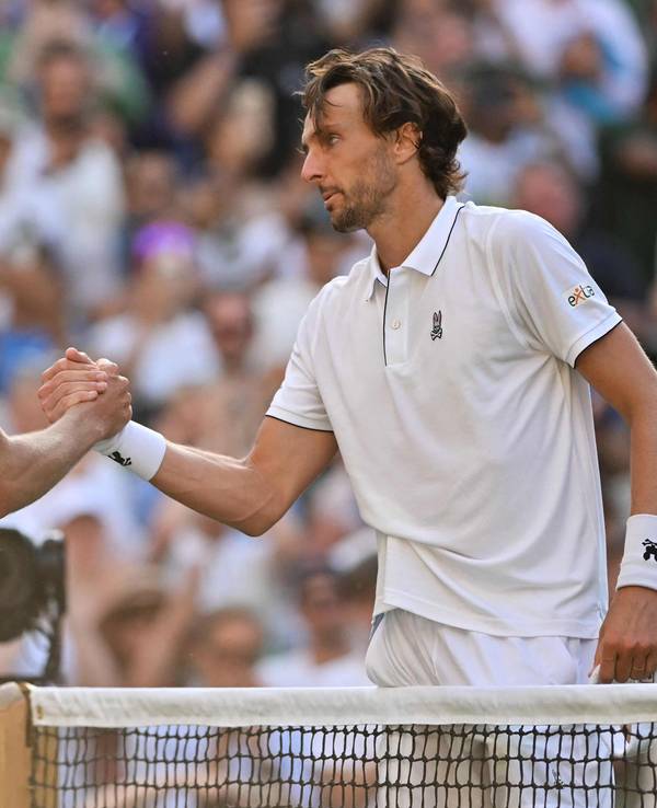 Arthur Rinderknech (r.) und Alexander Zverev geben sich die Hand.