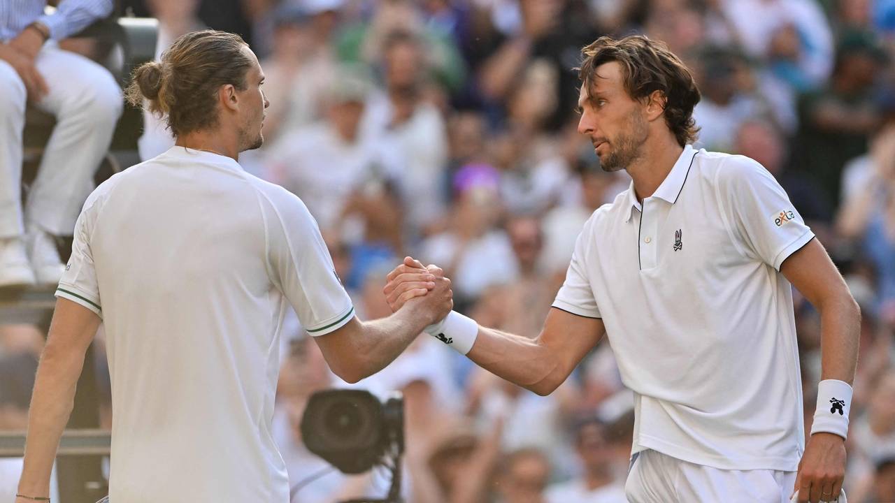 Arthur Rinderknech (r.) und Alexander Zverev geben sich die Hand.