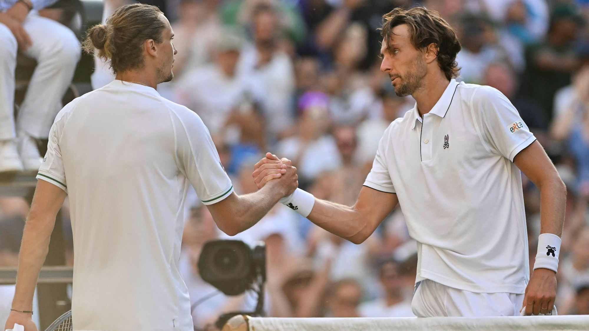 Arthur Rinderknech (r.) und Alexander Zverev geben sich die Hand.