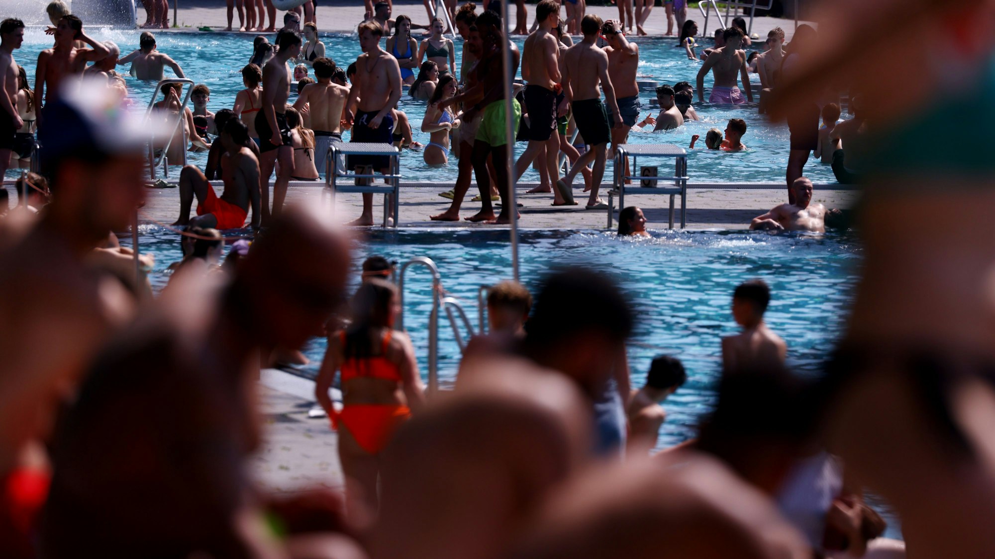 Volle Hütte im Freibad (Symbolfoto) Aber bei den Pommespreisen vergeht einem schnell der Appetit.
