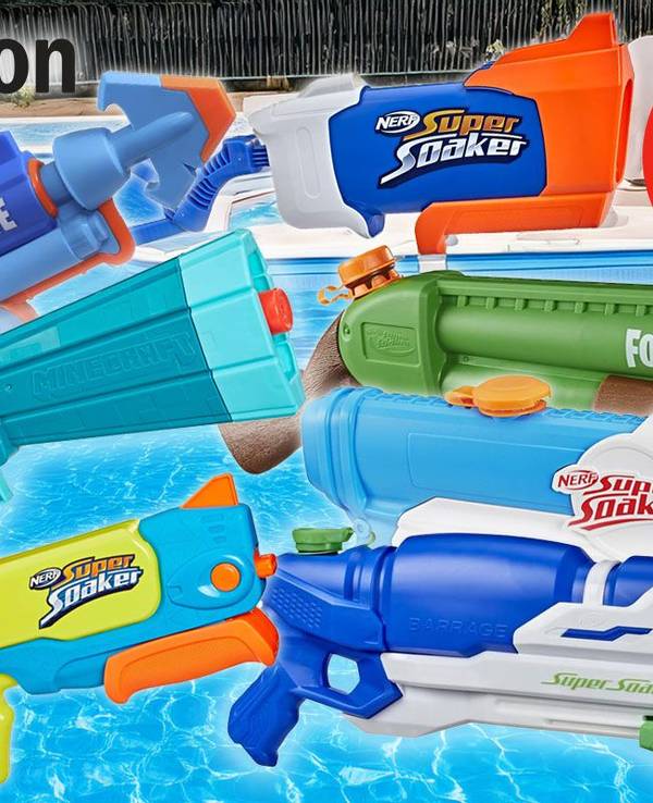 Super Soaker, Minecraft und Fortnite Wasserblaster vor einem Schwimmbad Pool im Hintergrund.