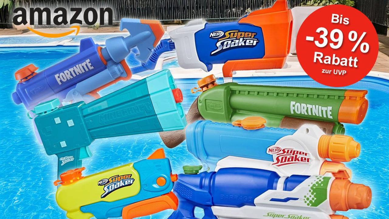 Super Soaker, Minecraft und Fortnite Wasserblaster vor einem Schwimmbad Pool im Hintergrund.