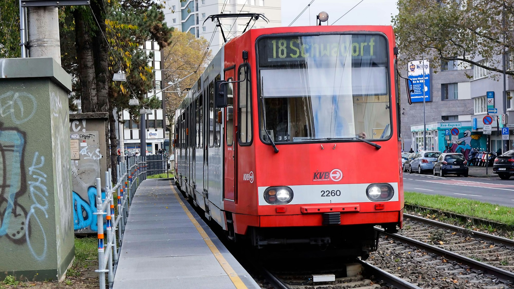 Eine KVB-Bahn der Serie 2200. Das Modell fährt ohne Klimaanlage.