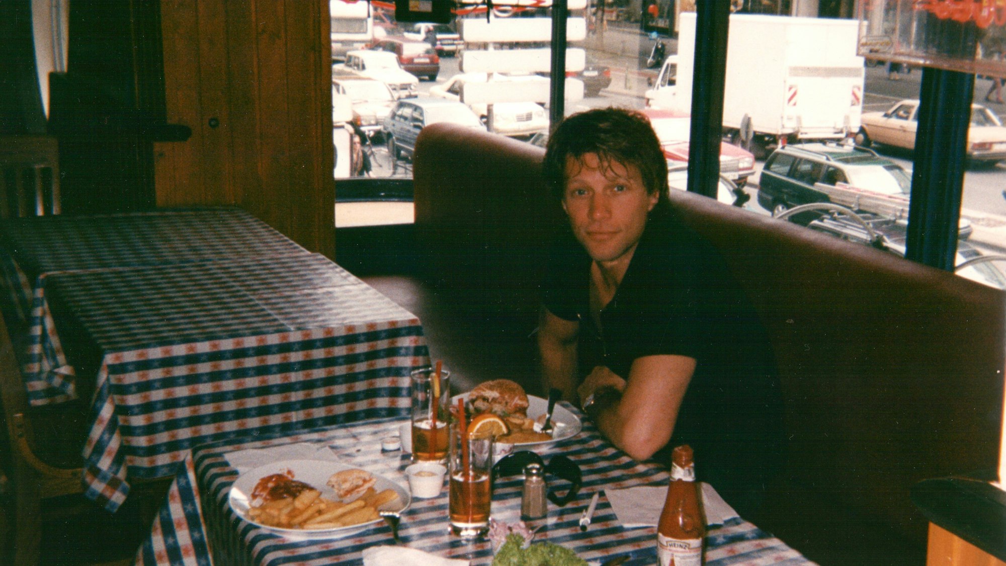 Jon Bon Jovi sitzt im Joe Champs.