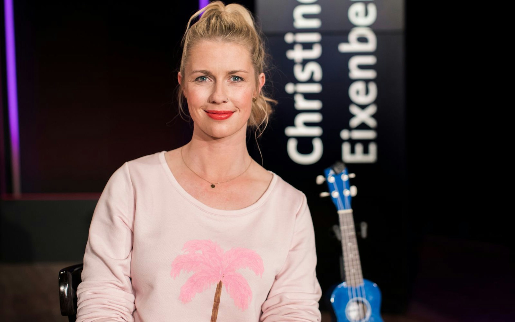 Anlässlich des Starts ihrer neuen Show verrät Christine Eixenberger, dass sie gemeinsam mit prominenter Unterstützung den Leuten „den Spiegel vorhalten“ will. (Bild: BR/SARIPICTURE/Sarah Domandl)