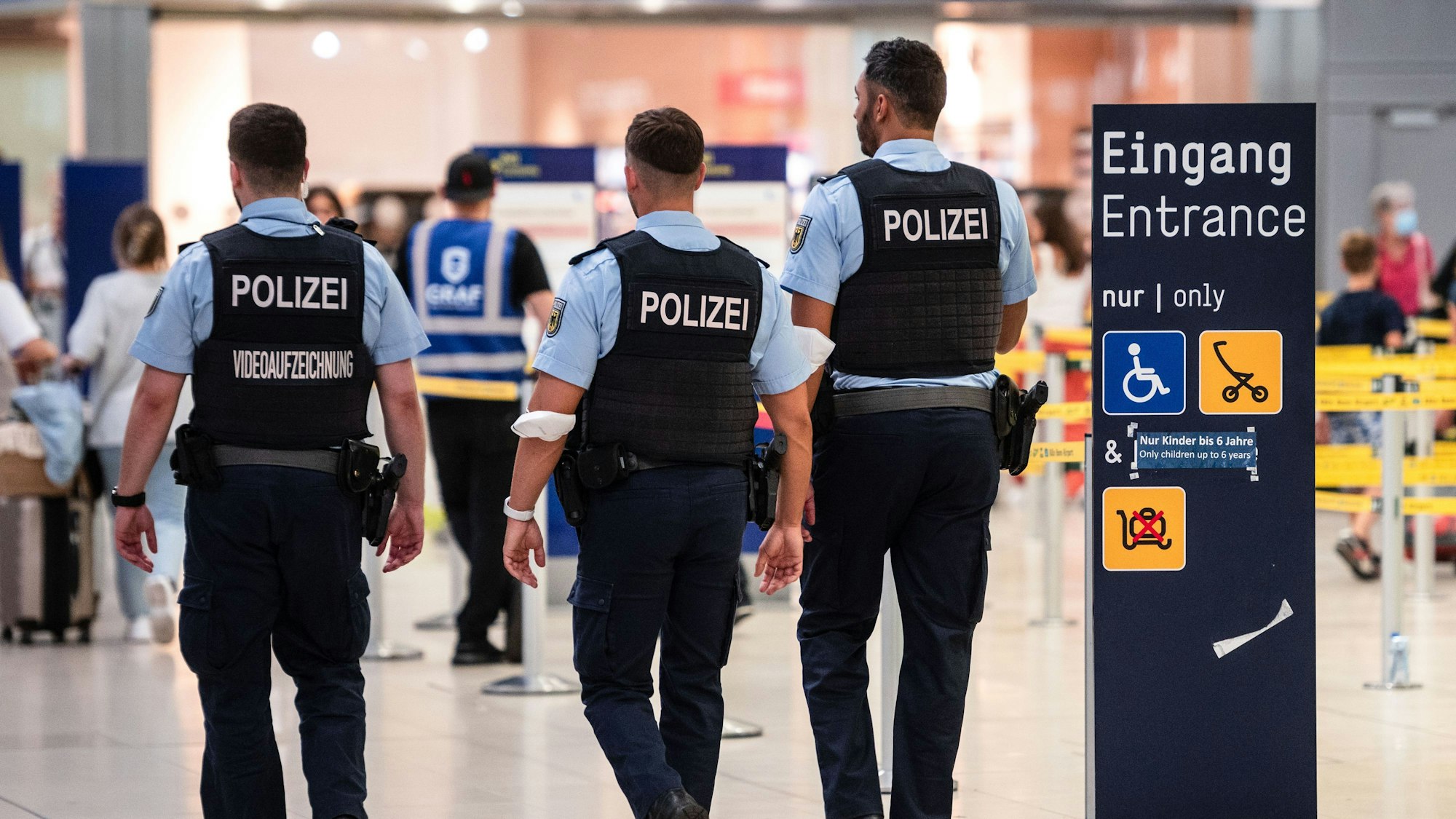 Beamte der Bundespolizei am Flughafen Köln/Bonn (Archivfoto)