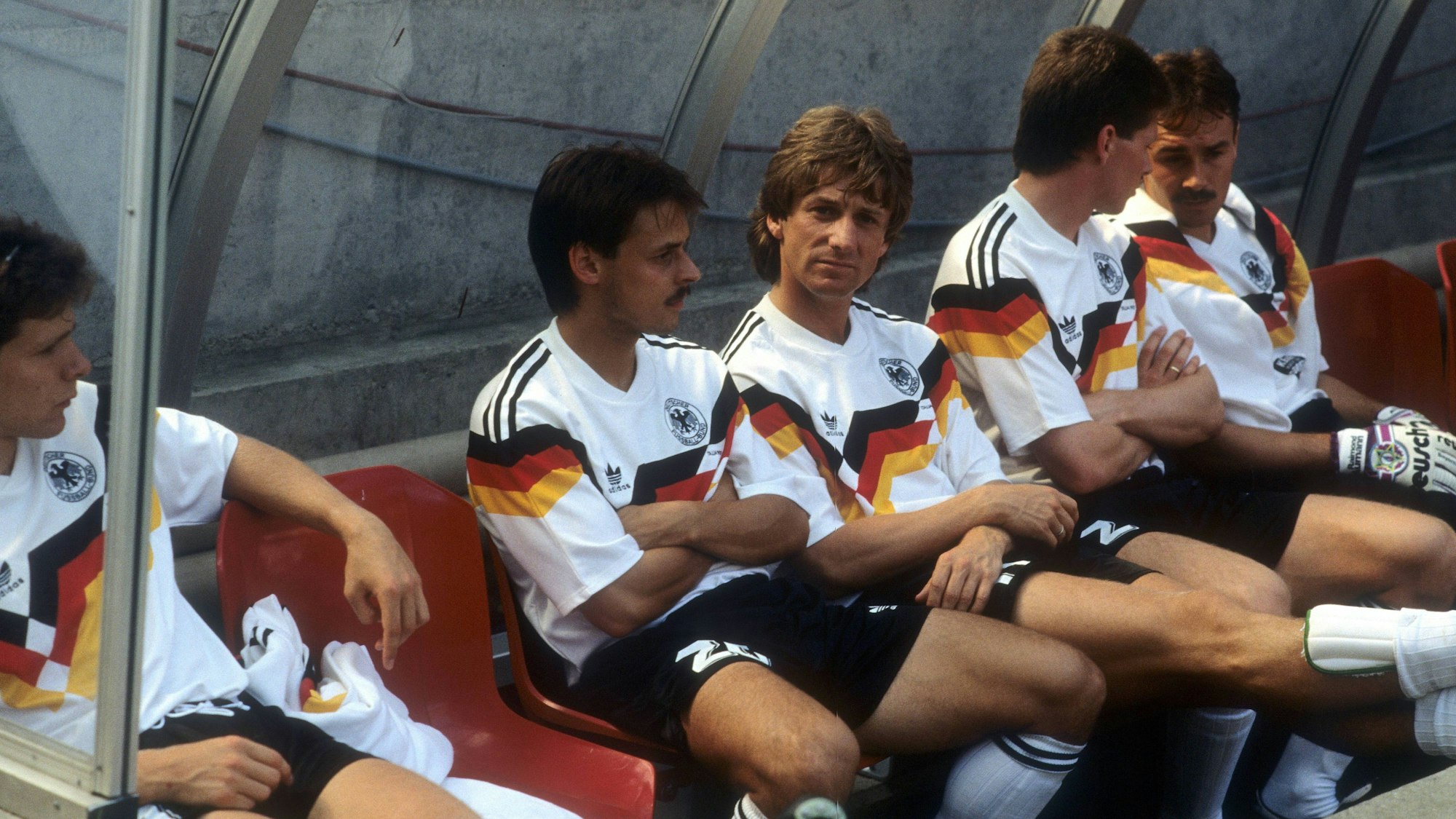 Von links nach rechts: Andreas Möller, Olaf Thon, Frank Mill, Stefan Reuter und Torwart Raimond Aumann sitzen auf der Ersatzbank.