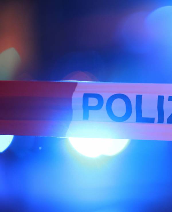 Polizei-Absperrband an einer Unfallstelle. (Symbolfoto)