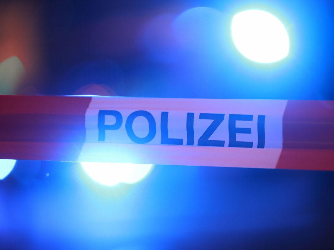 Polizeiabsperrung an einem Tatort in der Nacht. (Symbolfoto)