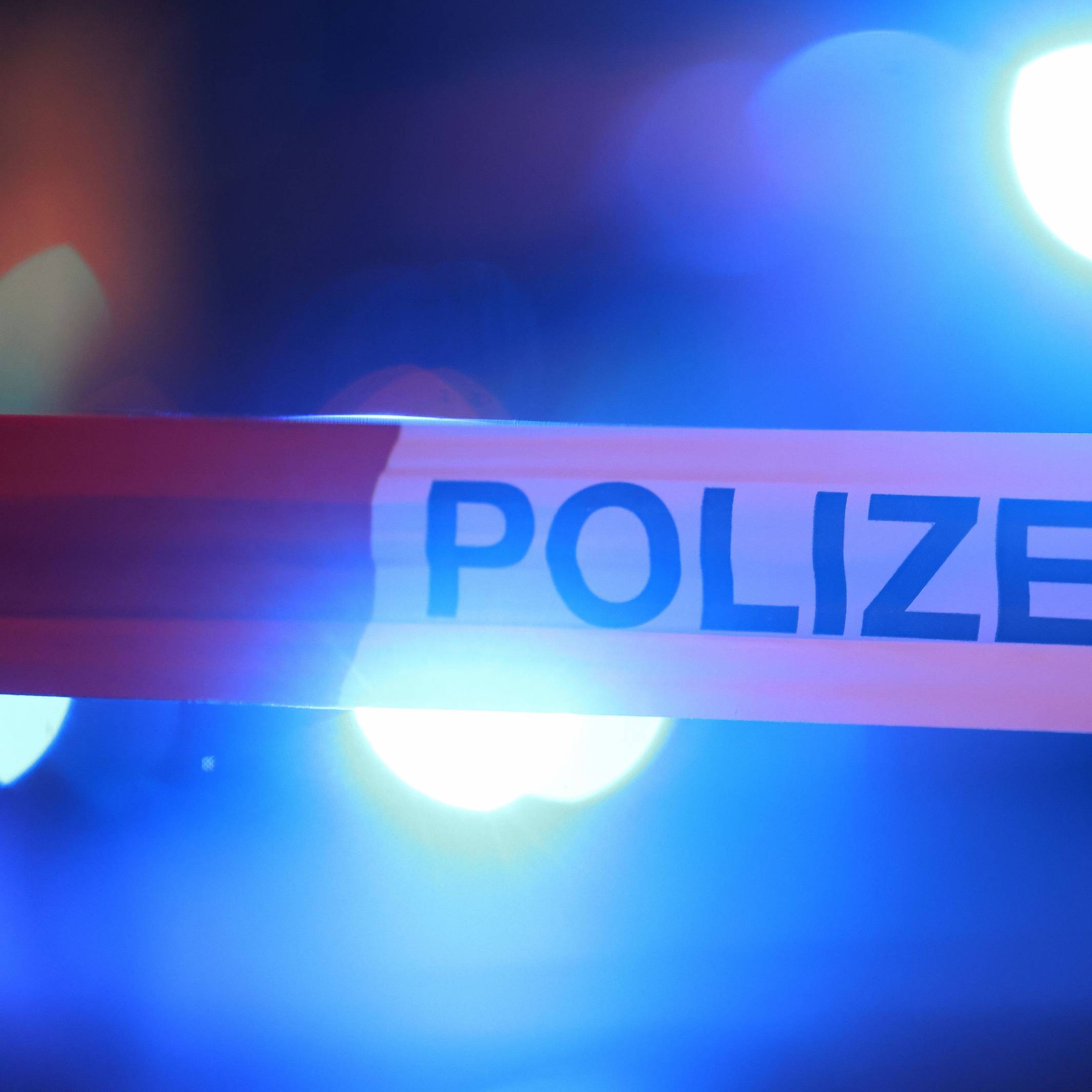 Blaulicht und Absperrband der Polizei bei einem Einsatz (Symbolfoto)