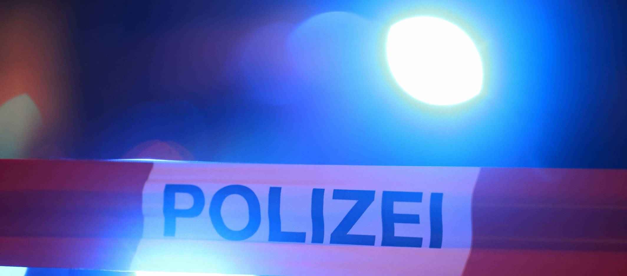 Blaulicht und Absperrband der Polizei bei einem Einsatz (Symbolfoto)