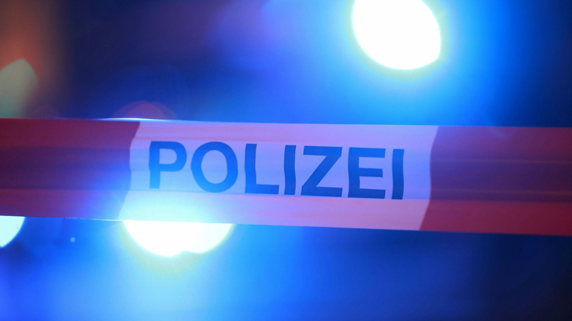 Polizei-Absperrband an einem Tatort.