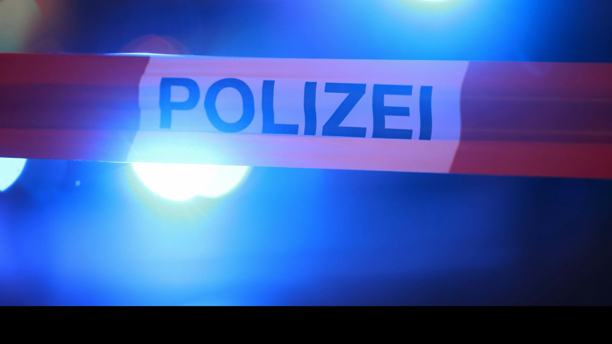 Polizeiabsperrung an einer Unfallstelle. (Symbolfoto)