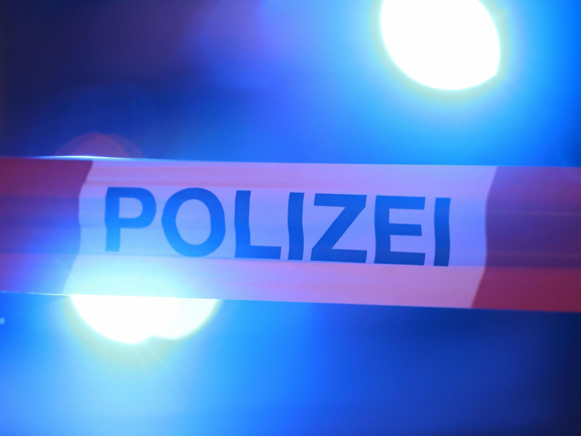 Polizei-Absperrband bei einem Einsatz in Bonn (Symbolfoto)