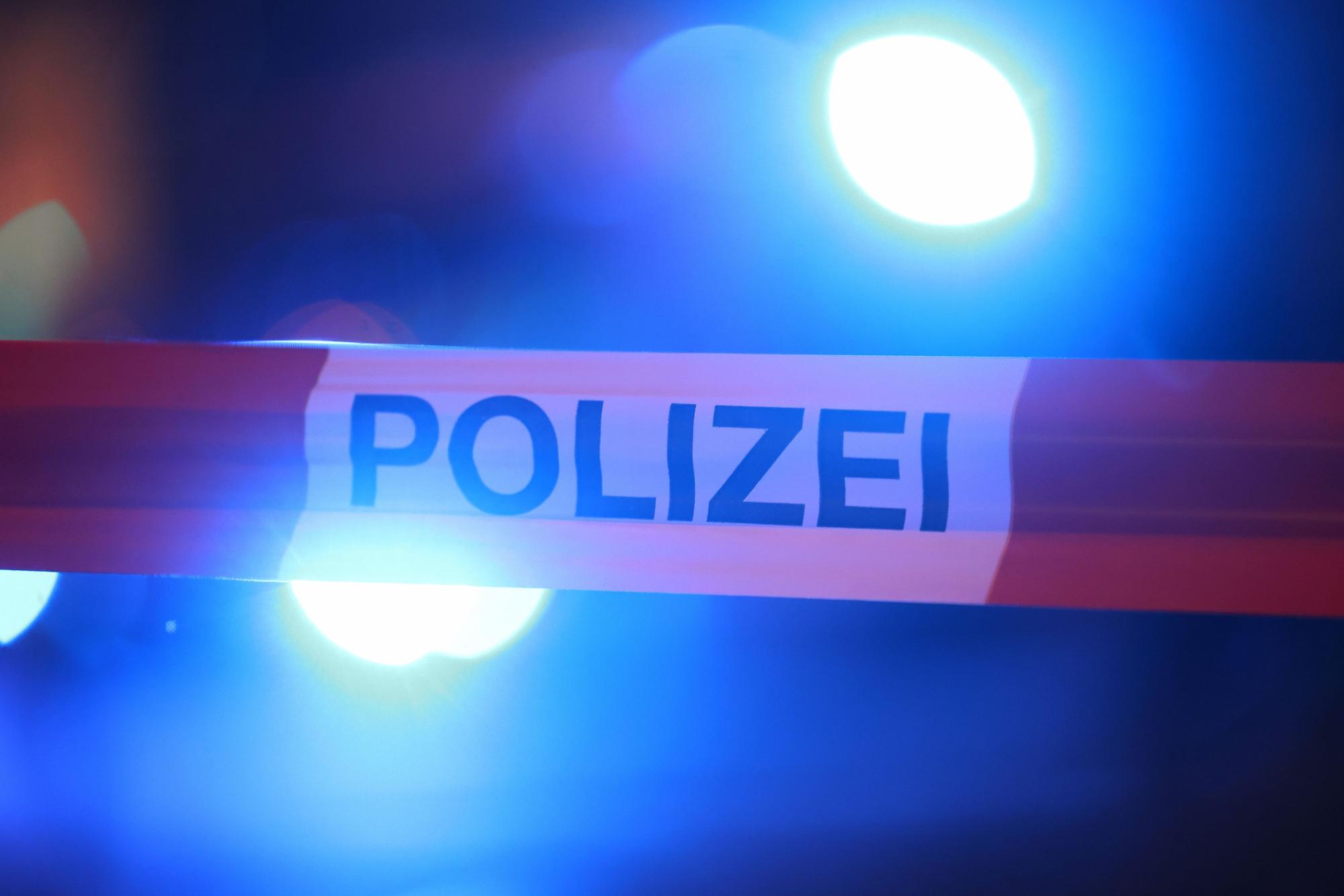 Polizei-Absperrband an einer Unfallstelle. (Symbolfoto)