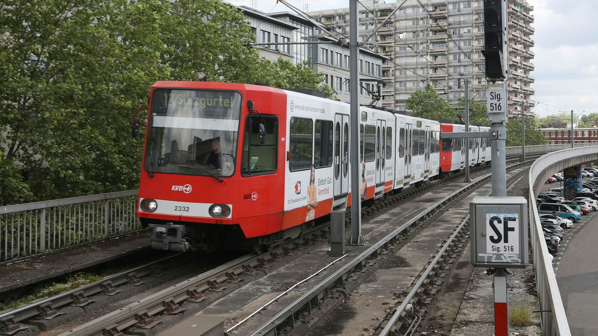 Eine KVB-Bahn der Serie 2300. Das Modell fährt ohne Klimaanlage.