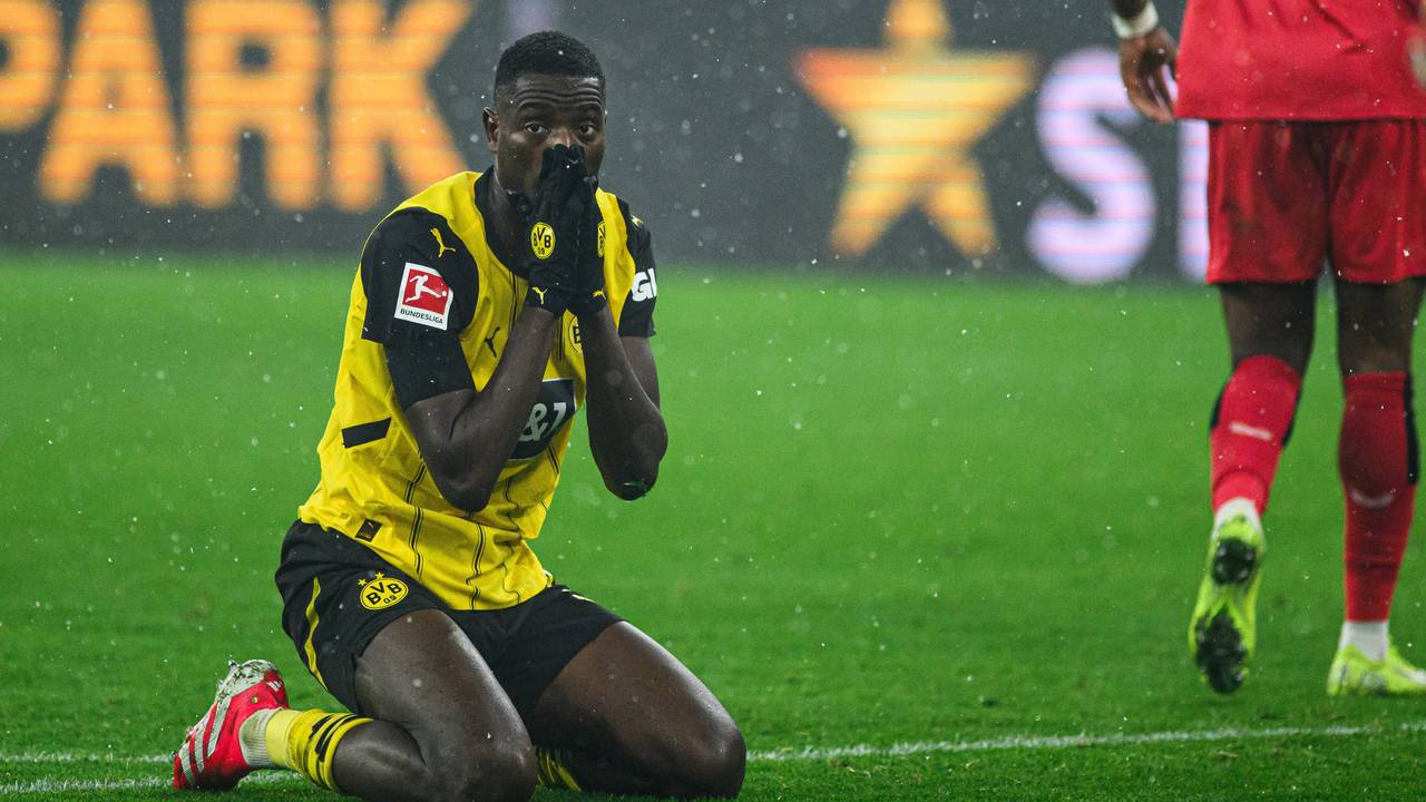 Serhou Guirassy hält sich beide Hände vor seinen Mund.