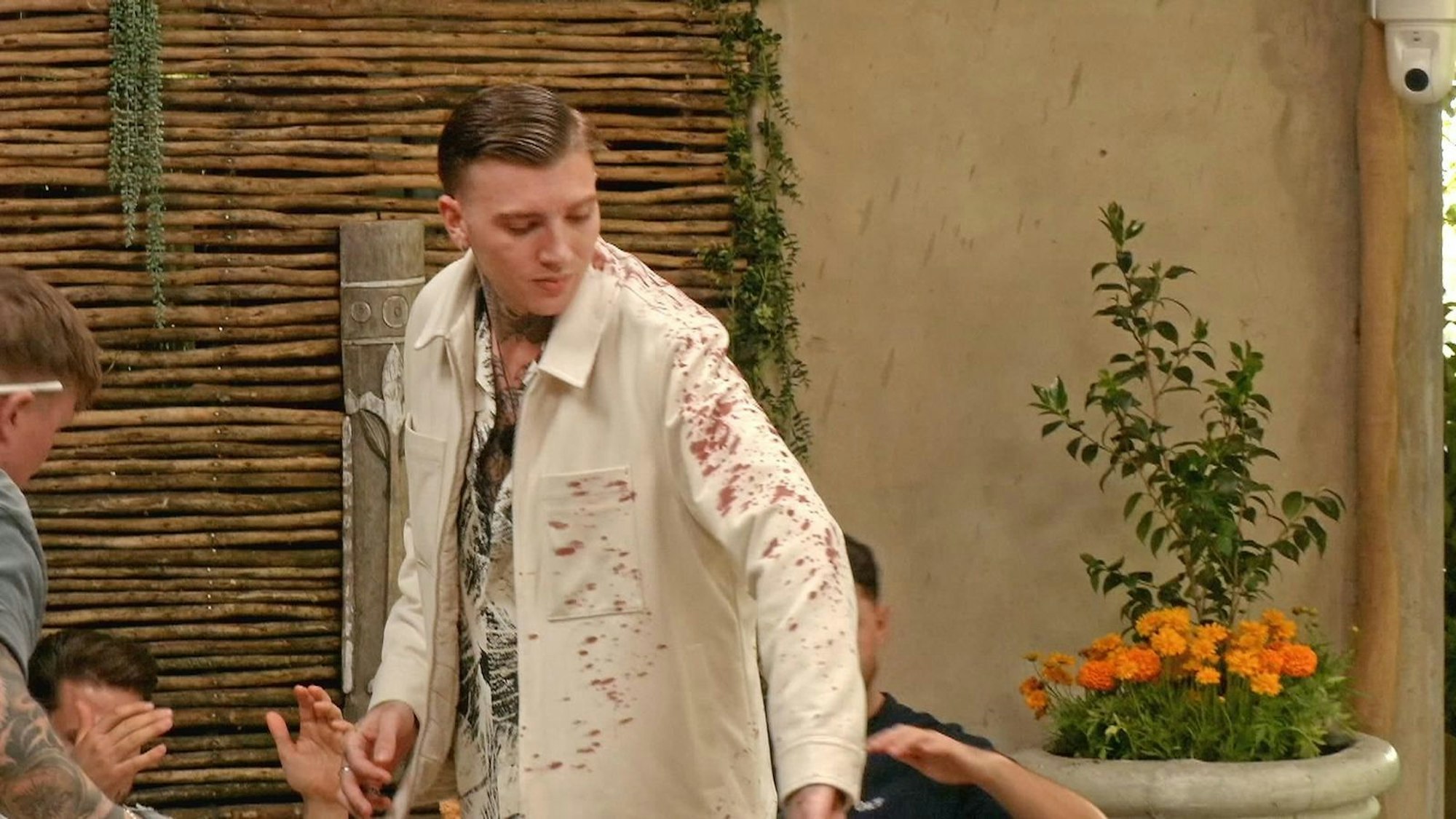 Giuliano wird Opfer einer Rowein-Attacke. (Bild: RTL)