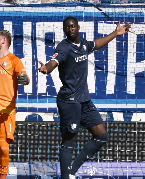 Timo Horn und Ibrahima Sissoko mit fragenden Blicken.