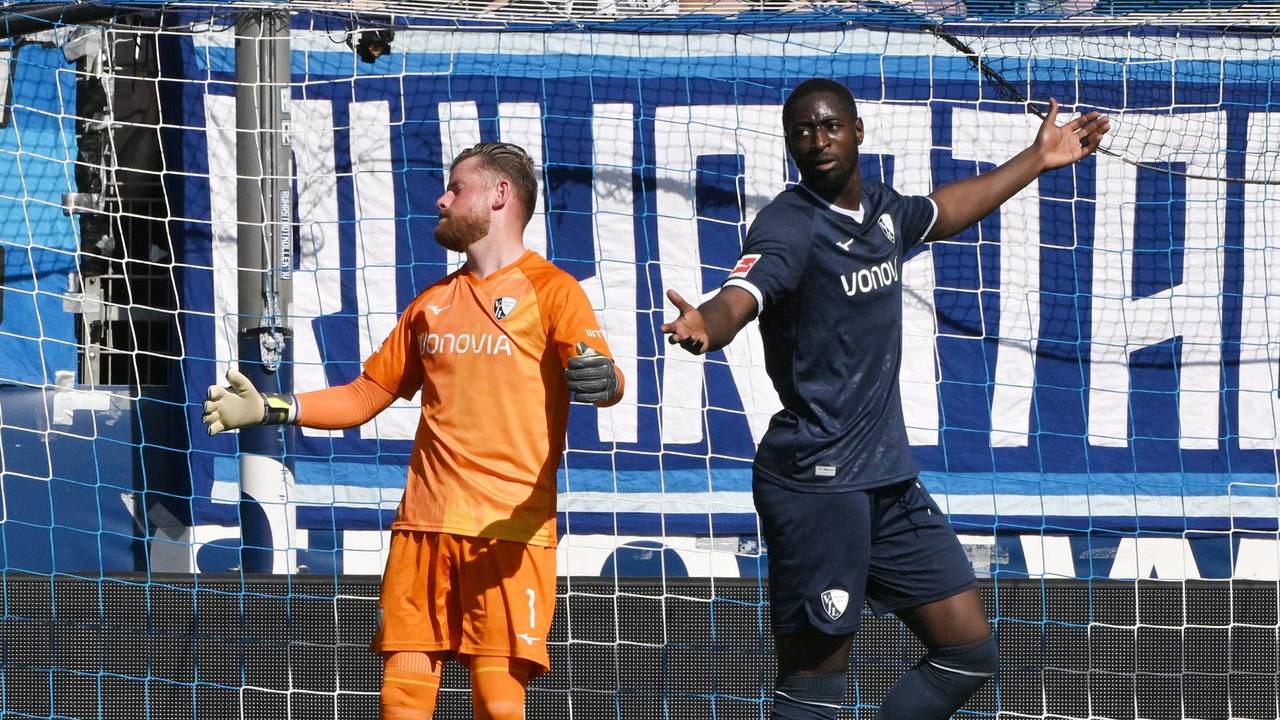 Timo Horn und Ibrahima Sissoko mit fragenden Blicken.