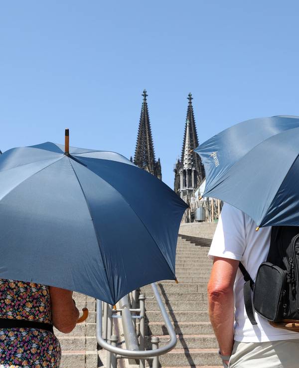 Viele Menschen glauben, der Kölner Dom biete an besonders heißen Tagen Abkühlung.