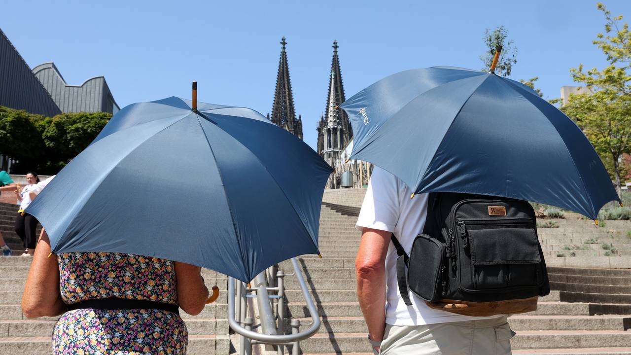 Viele Menschen glauben, der Kölner Dom biete an besonders heißen Tagen Abkühlung.